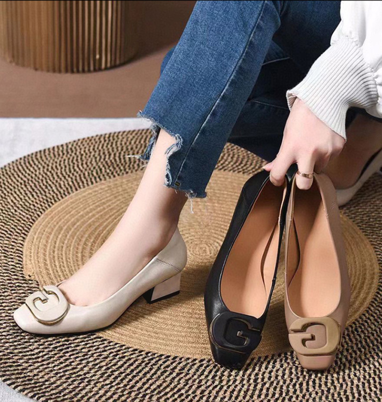 تصميم أنيق لحذاء نسائي جلدي إيطالي