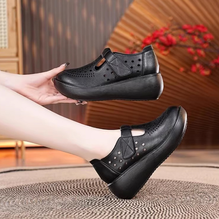 Healthy-foot  صنادل نسائية مريحة وجيدة التهوية، بمقدمة مستديرة، مصنوعة من جلد البقر، بكعب 5.5 سم. تصميمها المفتوح على الجزء العلوي يضفي عليها لمسة أنيقة وجذابة، ما يجعلها خيارًا عمليًا ومتعدد الاستخدامات-healthy-foot