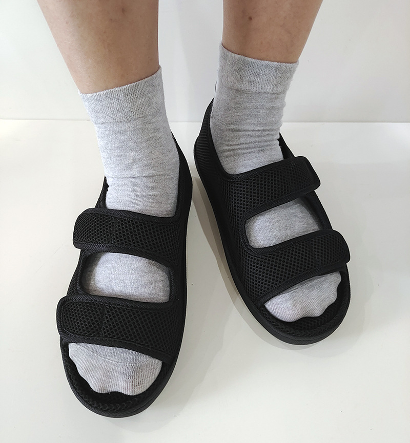 صندل واسع التصميم وقابل للتعديل بإغلاق فيلكرو