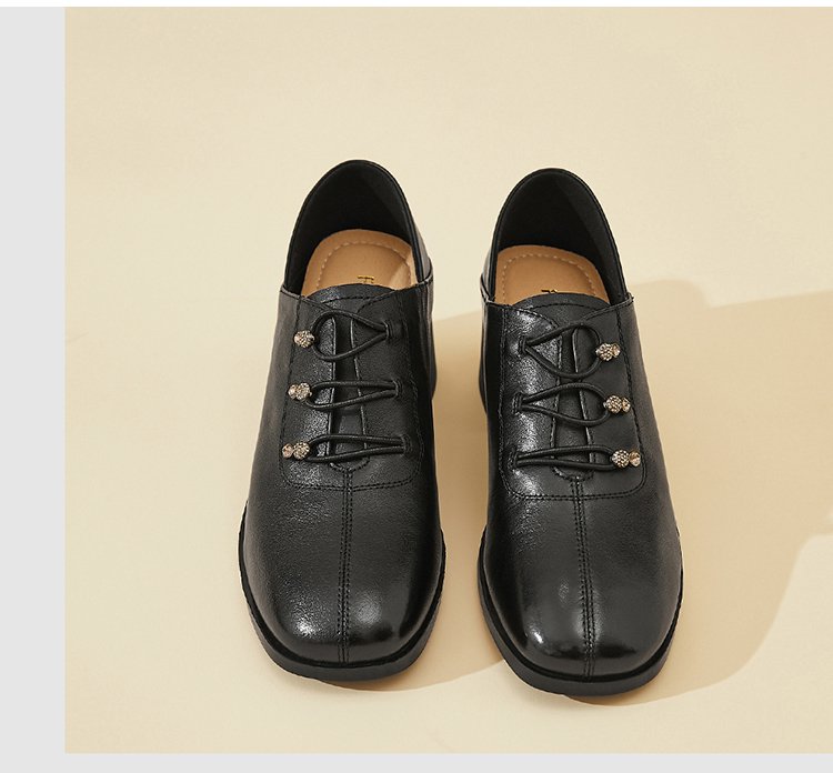 حذاء نسائي بلمسة عصرية وكعب عريض