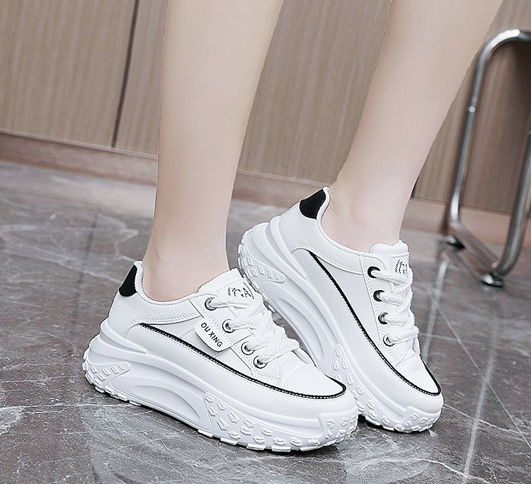 تصميم أنيق لحذاء نسائي يزيد من الطول