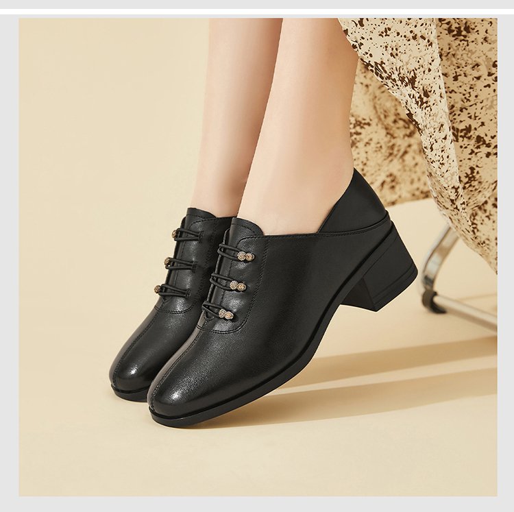 تفاصيل أزرار عصرية في الحذاء الجلدي