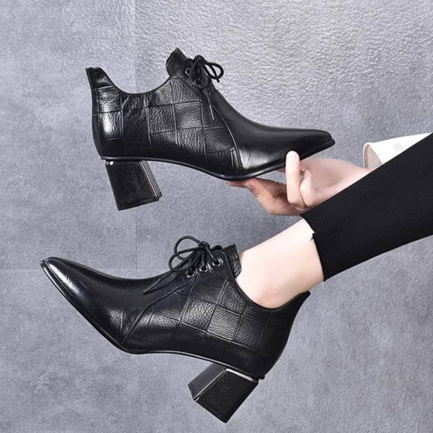 Healthy-foot  حذاء نسائي من الجلد الناعم بكعب سميك وتصميم مدبب يطيل خط الساق بشكل خفي، والكعب العريض يوفر الثبات دون اهتزاز، والرباط القابل للتعديل يتكيف مع مختلف أشكال القدم، مما يجعل ارتداءه أنيقًا ومريحًا في نفس الوقت-healthy-foot