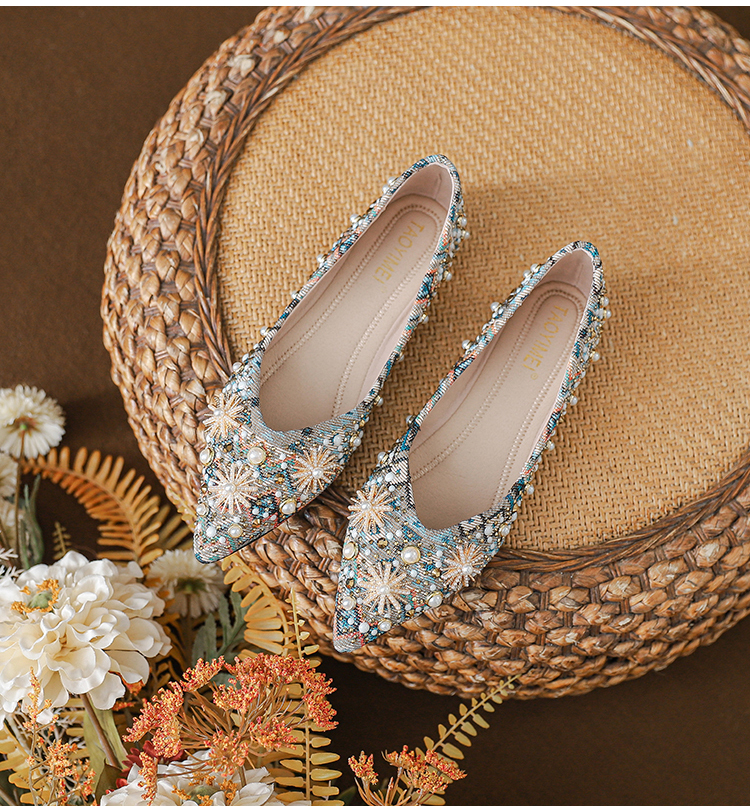 تصميم تقليدي أنيق لحذاء نسائي كبير الحجم