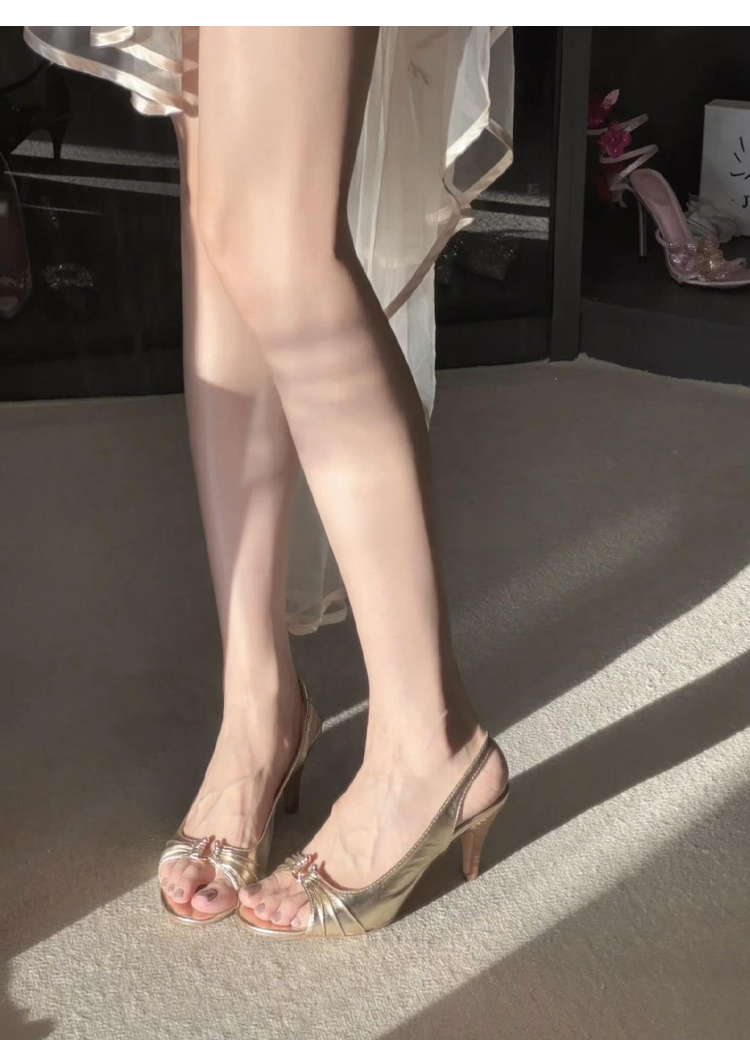 حذاء ذهبي بكعب عالي للموضة النسائية