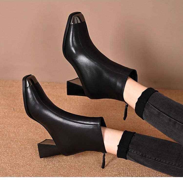 بوت عصري بمقدمة معدنية للمرأة