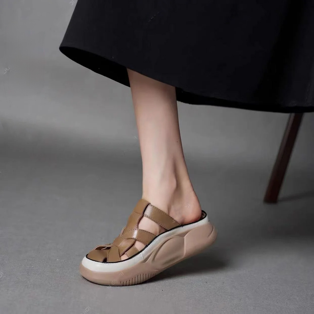 Healthy-foot صندل مجدول بفتحة للكعب للسيدات، مصمم لتحسين خط الساق وزيادة الطول بمقدار 5 سم بشكل بصري. نعل ناعم ومريح يسمح بالوقوف لفترات طويلة دون تعب، مثالي للاستخدام اليومي والتنقل-healthy-foot