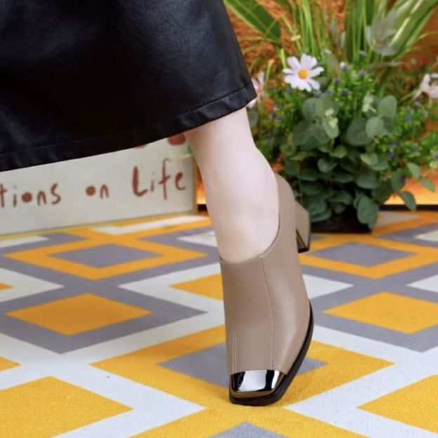 حذاء عصري كاجوال بكعب عالي من جلد طبيعي للنساء