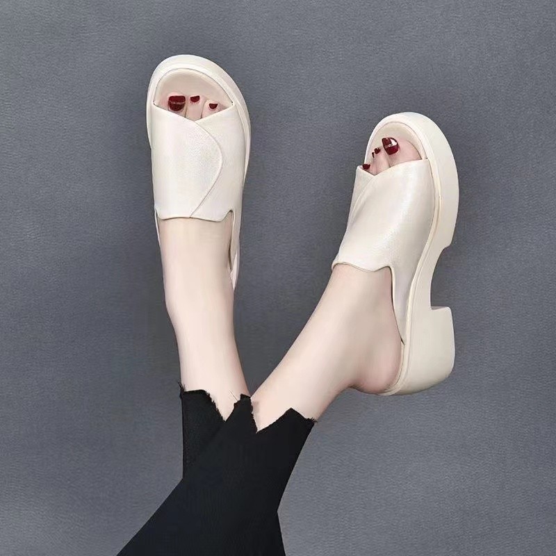 صندل أنيق بكعب سميك من ماركة إيطالية