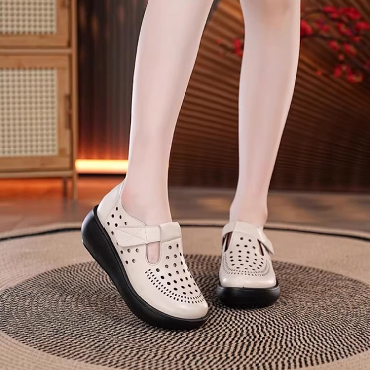 Healthy-foot  صنادل نسائية مريحة وجيدة التهوية، بمقدمة مستديرة، مصنوعة من جلد البقر، بكعب 5.5 سم. تصميمها المفتوح على الجزء العلوي يضفي عليها لمسة أنيقة وجذابة، ما يجعلها خيارًا عمليًا ومتعدد الاستخدامات-healthy-foot