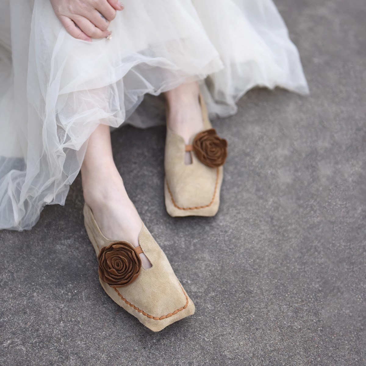 Healthy-foot [تصميم فرنسي كلاسيكي] حذاء نسائي جلدي مصنوع يدويًا بمقدمة مربعة مزين بزهرة الكاميليا-healthy-foot