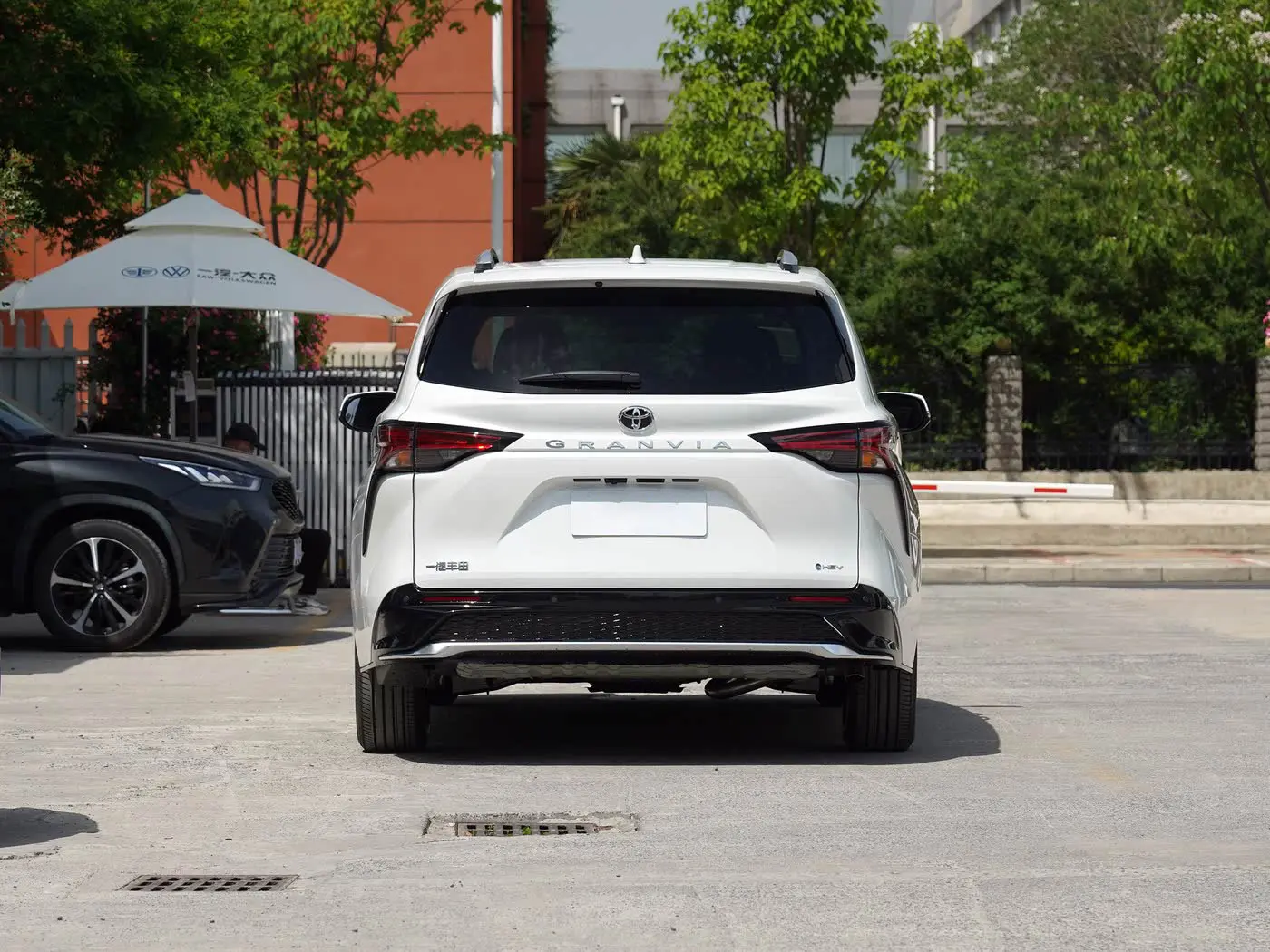 2024 Toyota Granvia 2.5L 189hp L4 New Cars Used Gasoline-electric Hybrid Vehicle MPV