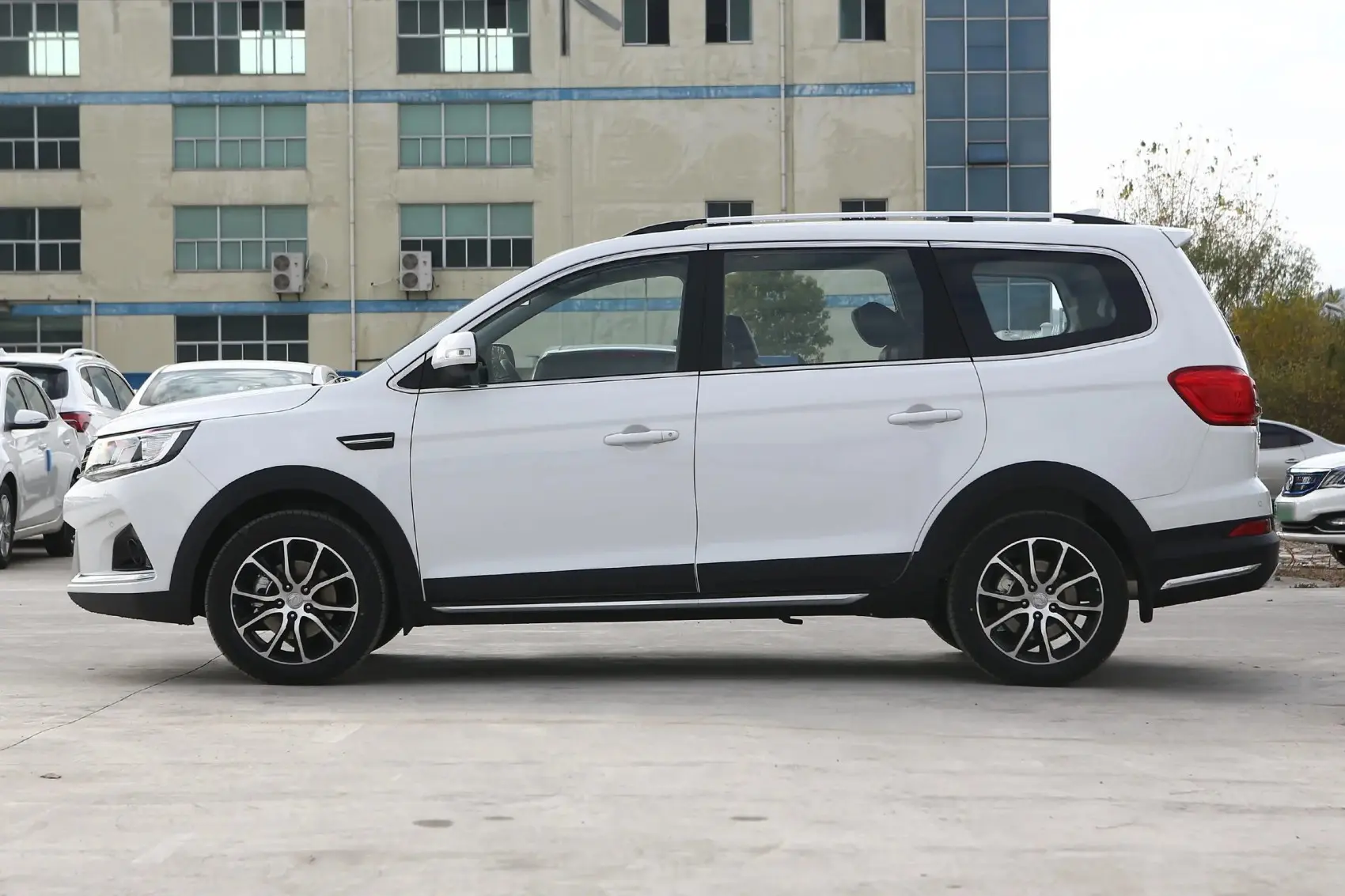 2016 2018 2019 Dongfeng Fengxing SX6 1.6L Manual Transmission Luxury Used Cars for Sale Cheap 7-seater SUV