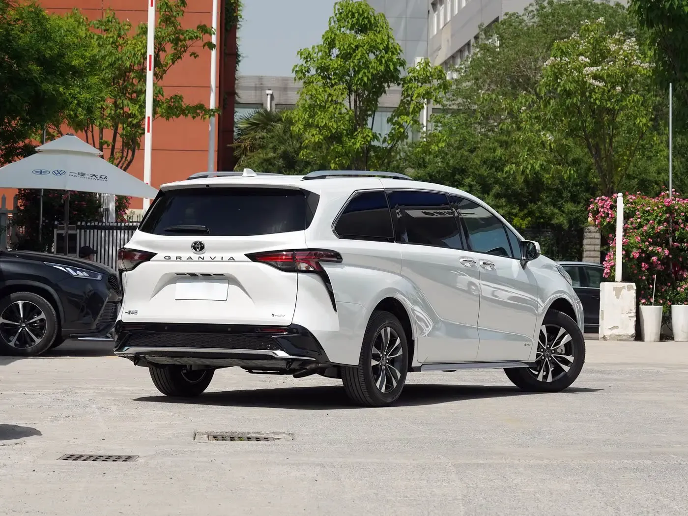 2024 Toyota Granvia 2.5L 189hp L4 New Cars Used Gasoline-electric Hybrid Vehicle MPV