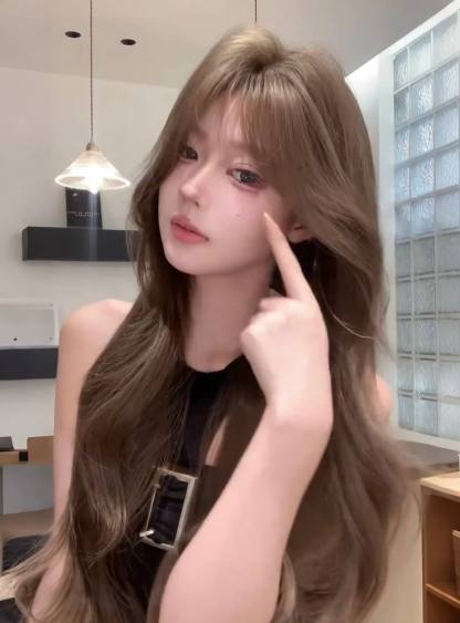 Mocha Waves 🤎 Long Wavy Wig – Light Brown Middle-Part, Face-Framing Curls, Breathable Full Cap, 65–75cm