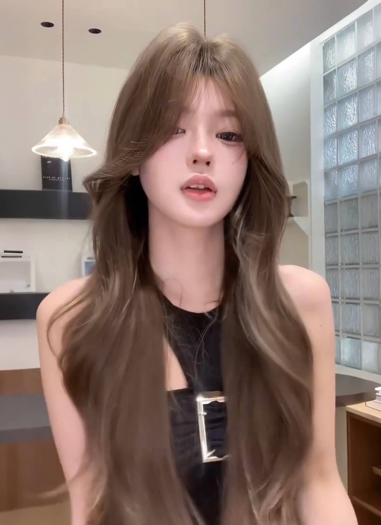 Mocha Waves 🤎 Long Wavy Wig – Light Brown Middle-Part, Face-Framing Curls, Breathable Full Cap, 65–75cm