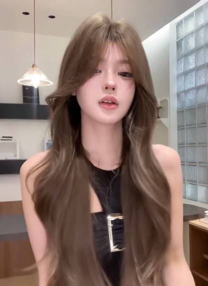 Mocha Waves 🤎 Long Wavy Wig – Light Brown Middle-Part, Face-Framing Curls, Breathable Full Cap, 65–75cm