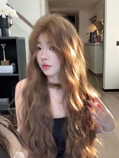 Dream Curls 💫 Long Wavy Wig – Youthful & Sweet Style, Full Cap Design, Natural Volume, 60–70cm