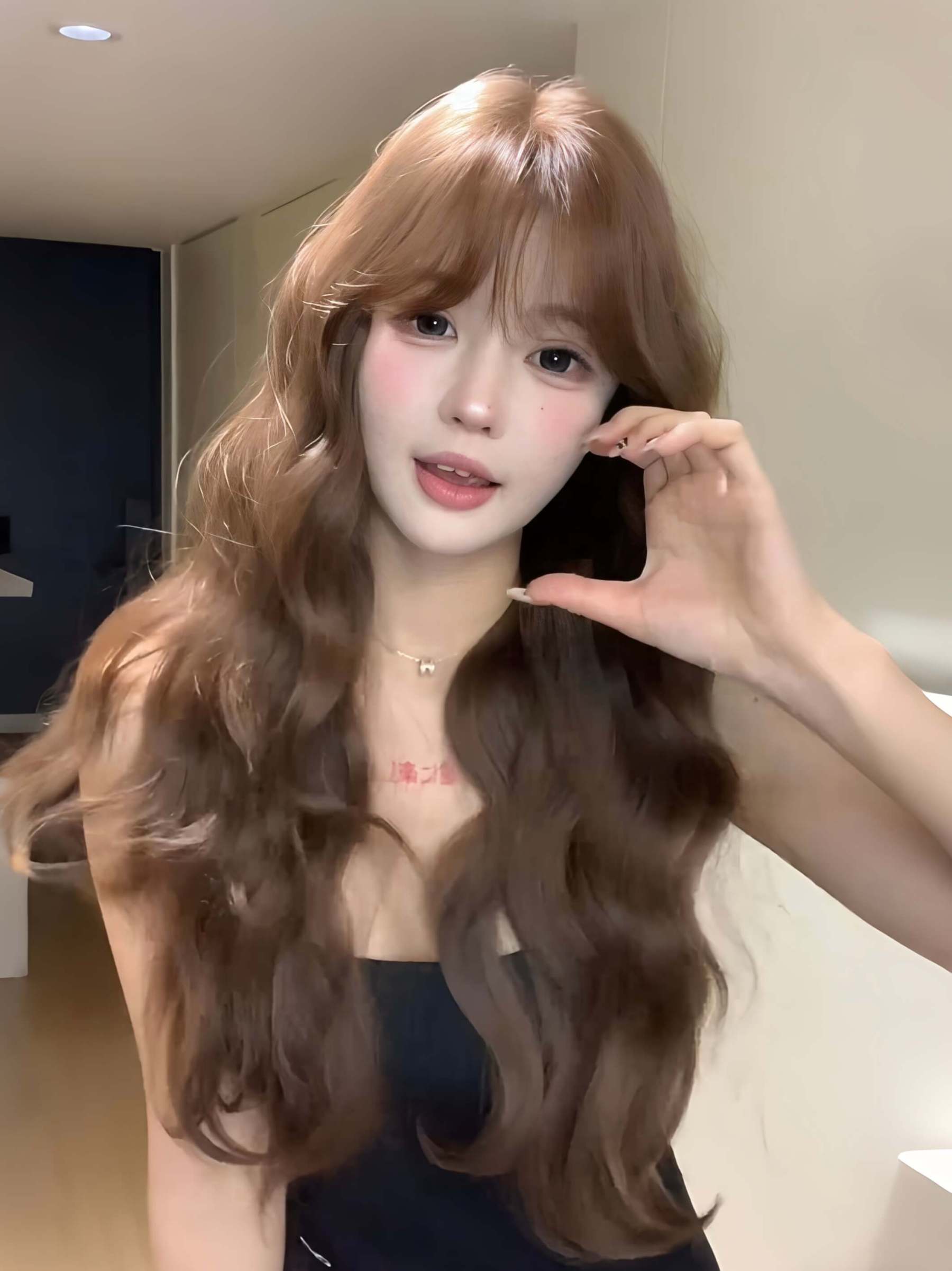 Dream Curls 💫 Long Wavy Wig – Youthful & Sweet Style, Full Cap Design, Natural Volume, 60–70cm