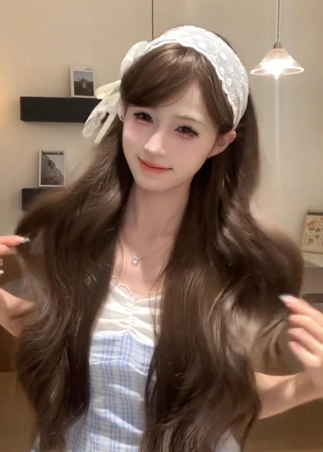 Mocha Waves 🤎 Long Wavy Wig – Light Brown Middle-Part, Face-Framing Curls, Breathable Full Cap, 65–75cm