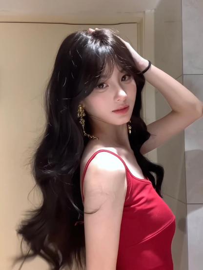 Heartbeat ❤ Middle-Part Long Curly Wig – Face-Framing Design, Natural & Breathable, Full Cap, 65–75cm