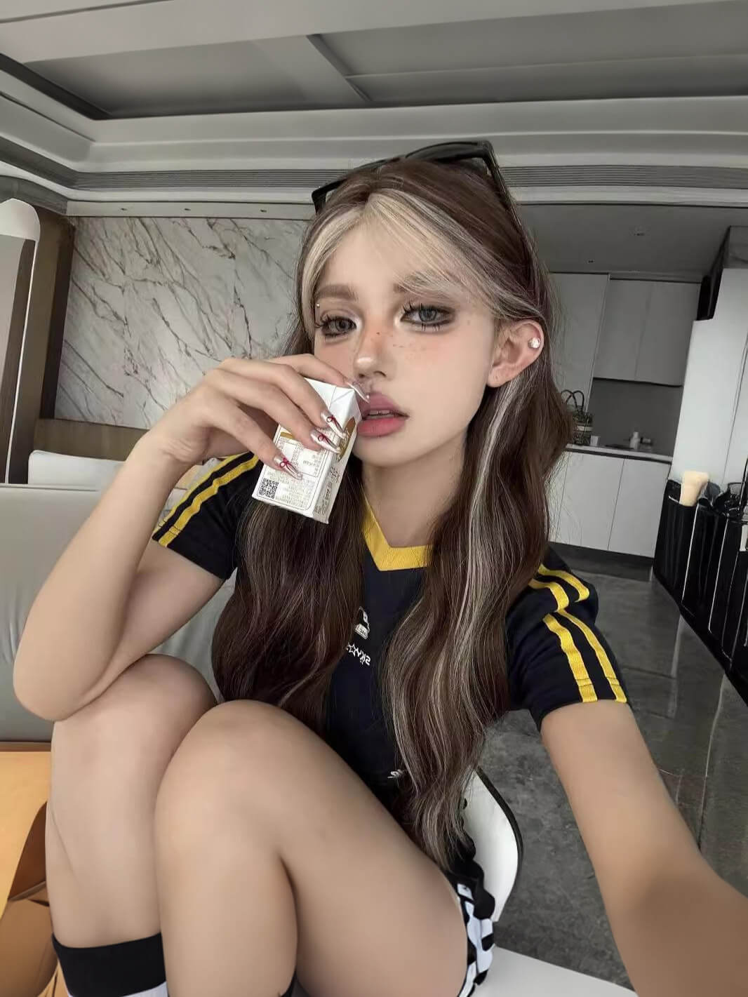 Starlight✨ Blonde Highlighted Long Wig – Middle Part, Wavy + Straight Styles, Face-Framing Layers, Natural & Breathable, Full Cap, 65–75cm