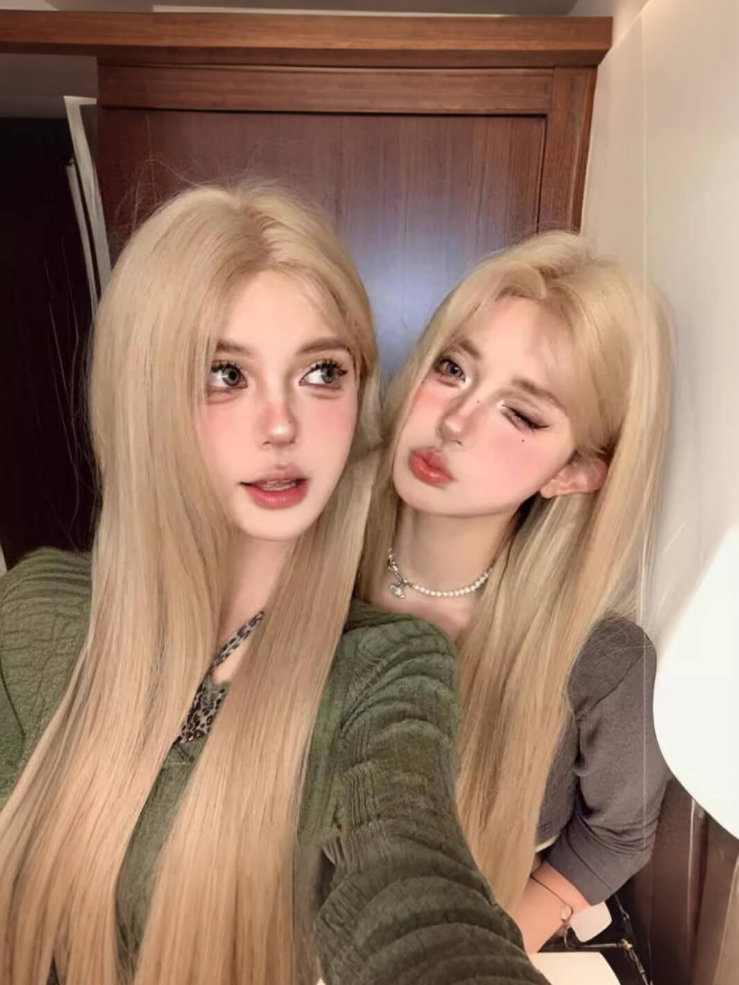 Starlight✨ Blonde Highlighted Long Wig – Middle Part, Wavy + Straight Styles, Face-Framing Layers, Natural & Breathable, Full Cap, 65–75cm