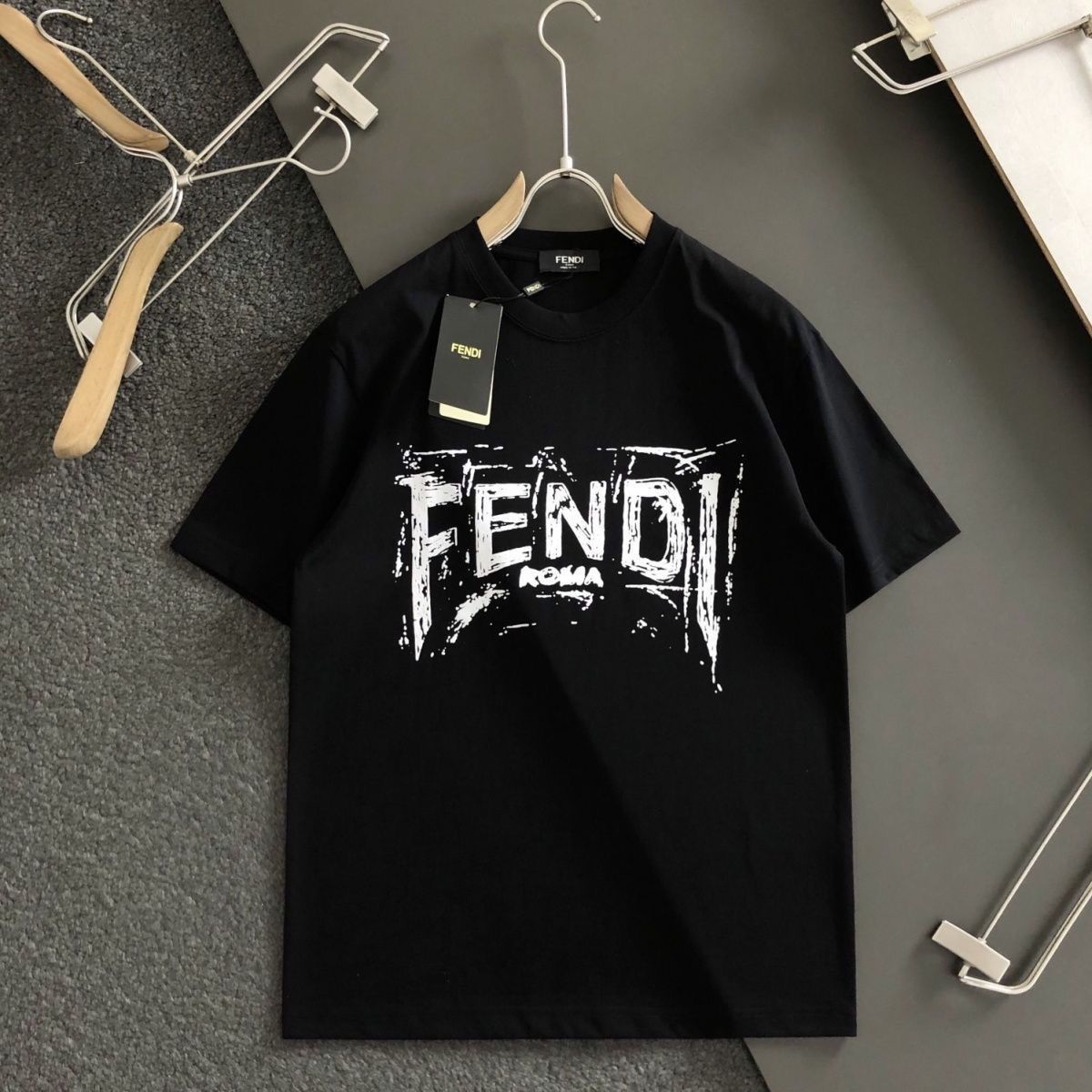 【FENDI公式旗艦店】 Tシャツ ご好評に付き再入荷！