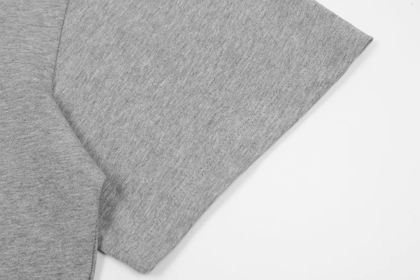 【LOEWE 公式旗艦店】（ロエベ）2024春夏新作ハウルの動く城柄プリント丸首半袖Tシャツ 男女兼用