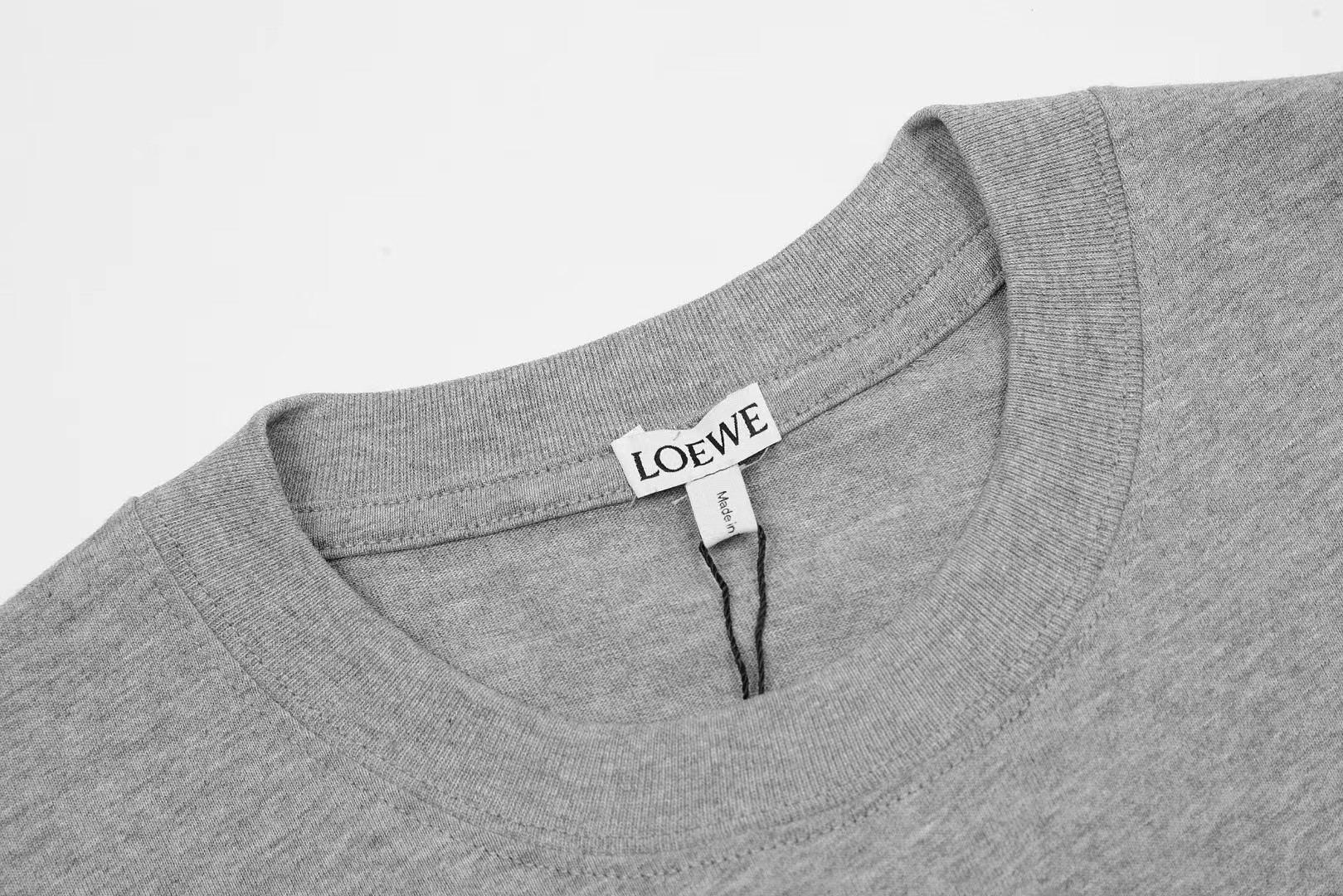 【LOEWE 公式旗艦店】（ロエベ）2024春夏新作ハウルの動く城柄プリント丸首半袖Tシャツ 男女兼用