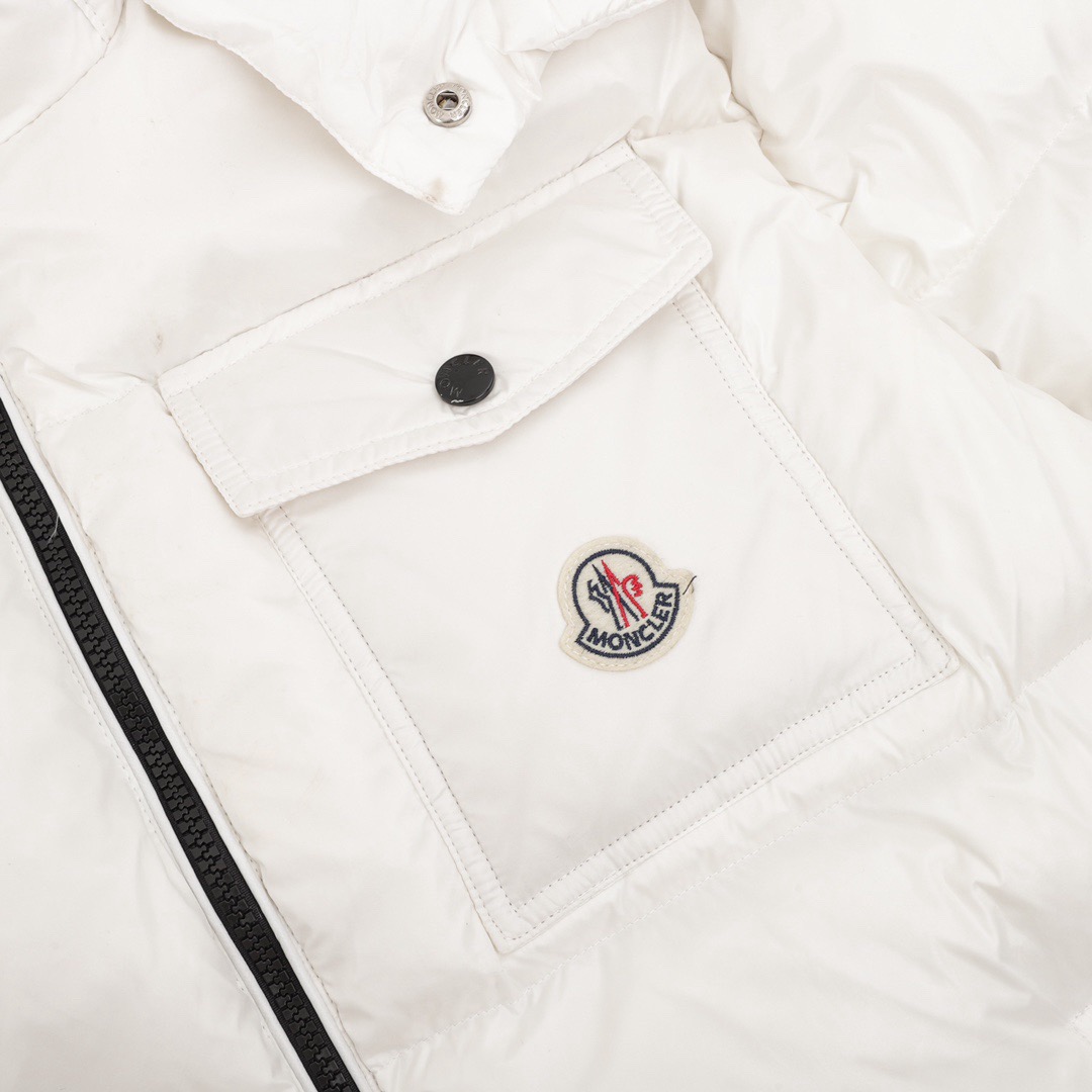 【公式認定ストア】MONCLERモンクレール 定番ダウンコート 限定発売中！多くの著名人やセレブに愛用されています! 爆買い！即完売必至 Montbeliard「三色ストライプジッパー」(さんしょくストライプジッパー)