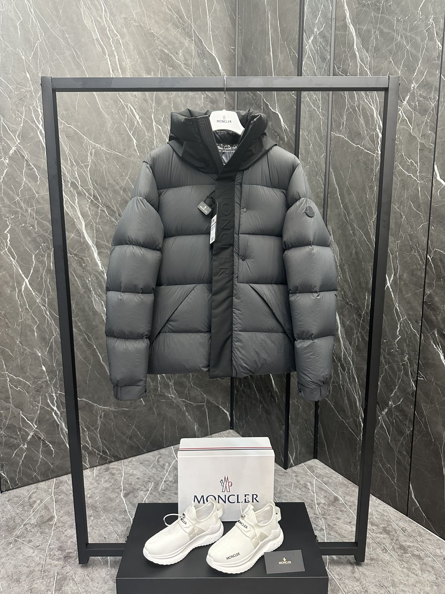 【公式認定ストア】MONCLER  Madeira モンクレール 定番ダウンコート 限定発売中！多くの著名人やセレブに愛用されています! 爆買い！即完売必至