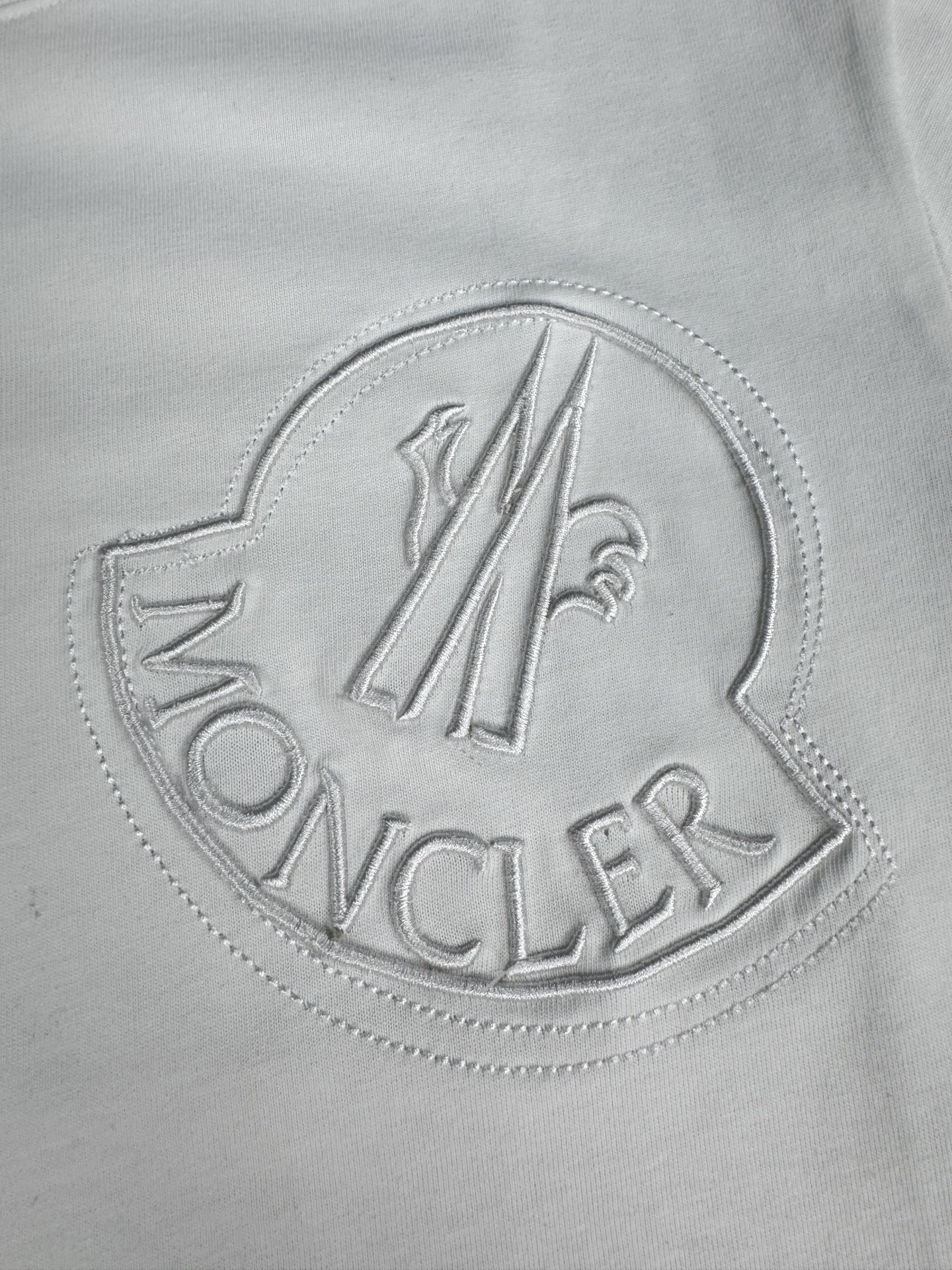 【Moncler 】（モンクレール）胸の刺繍 半袖 男女兼用Tシャツ