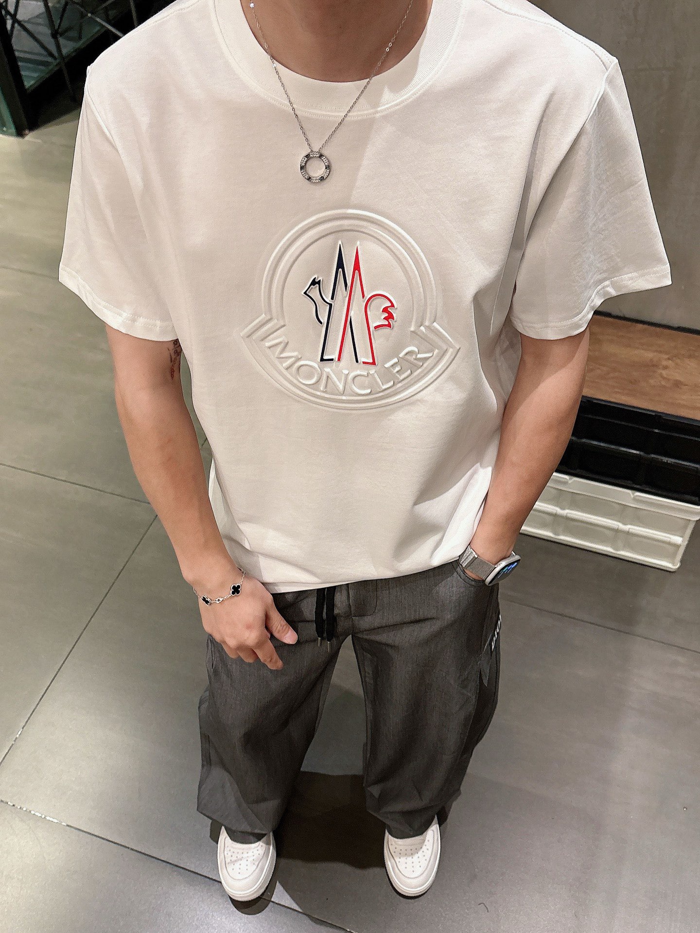 【Moncler 】（モンクレール）胸の刺繍 半袖 男女兼用Tシャツ