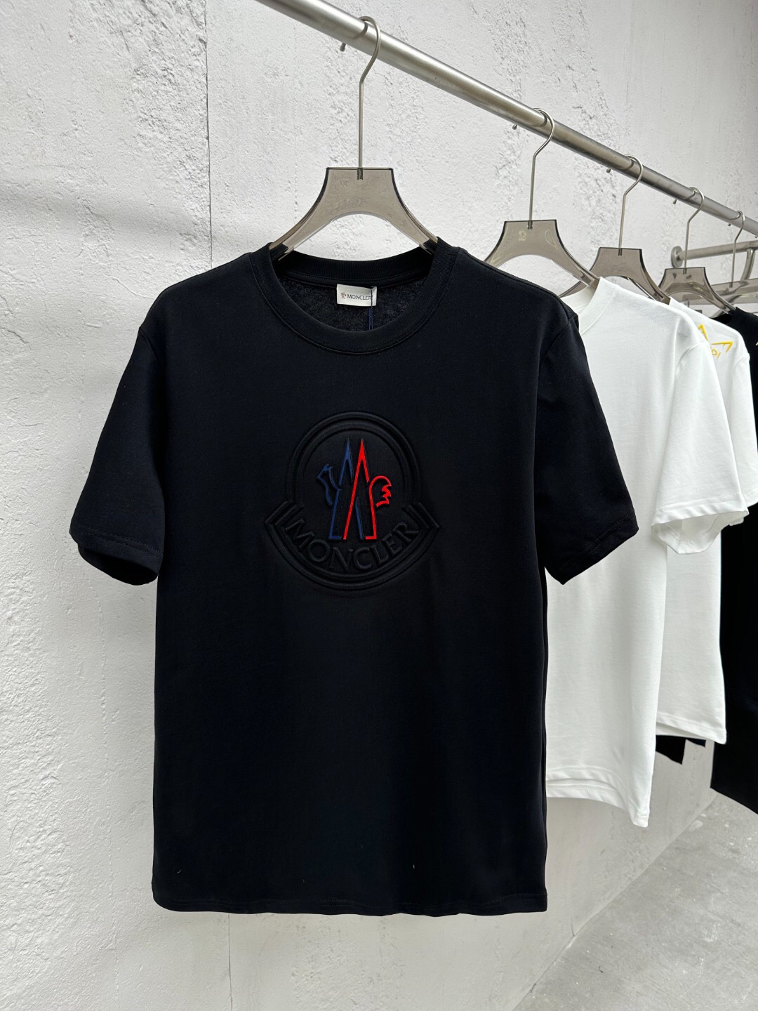 【Moncler 】（モンクレール）胸の刺繍 半袖 男女兼用Tシャツ