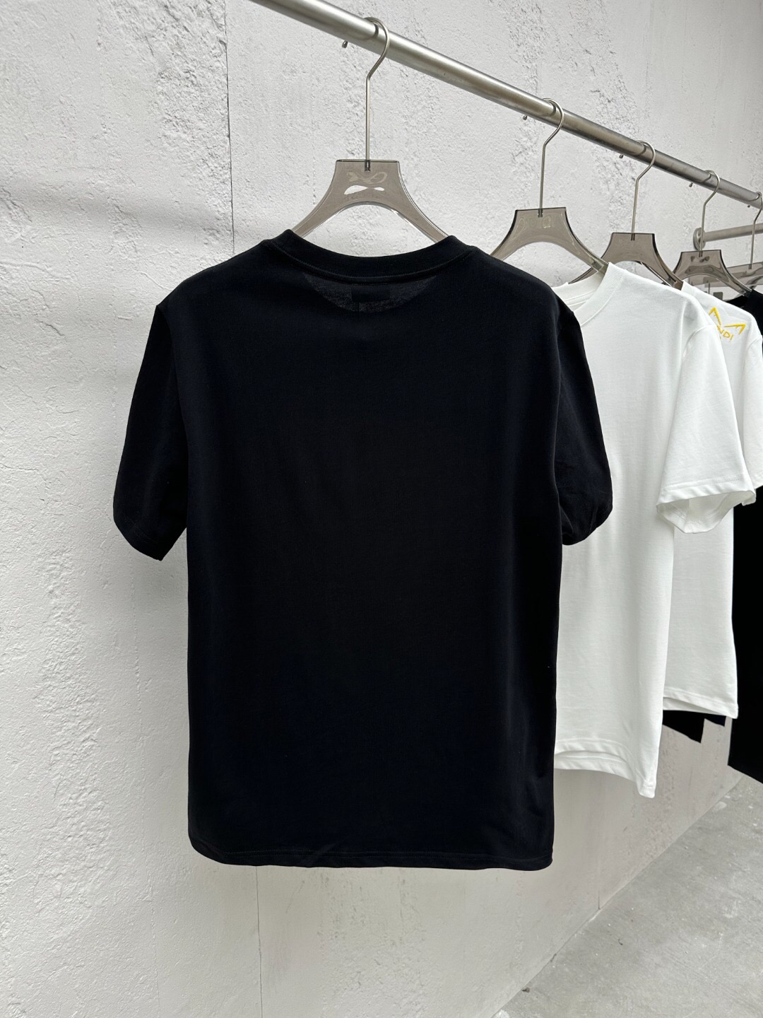 【Moncler 】（モンクレール）胸の刺繍 半袖 男女兼用Tシャツ