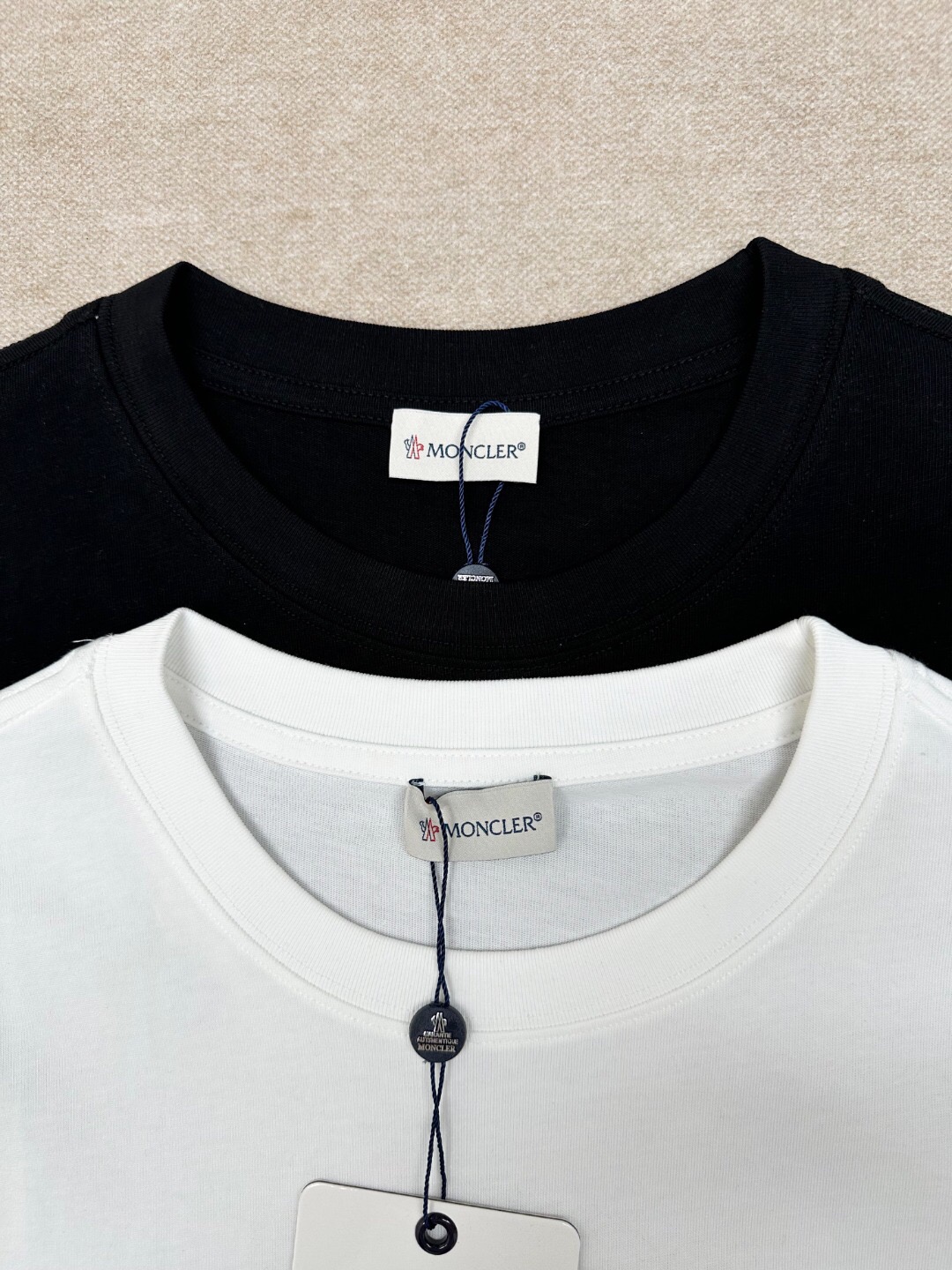 【Moncler 】（モンクレール）胸の刺繍 半袖 男女兼用Tシャツ