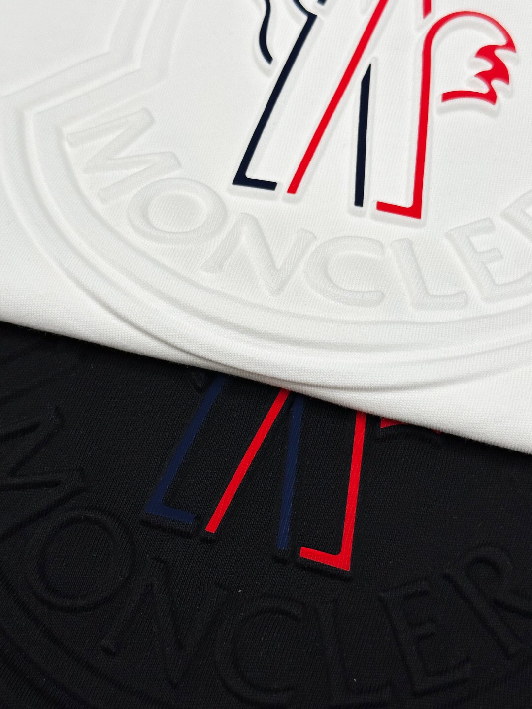 【Moncler 】（モンクレール）胸の刺繍 半袖 男女兼用Tシャツ