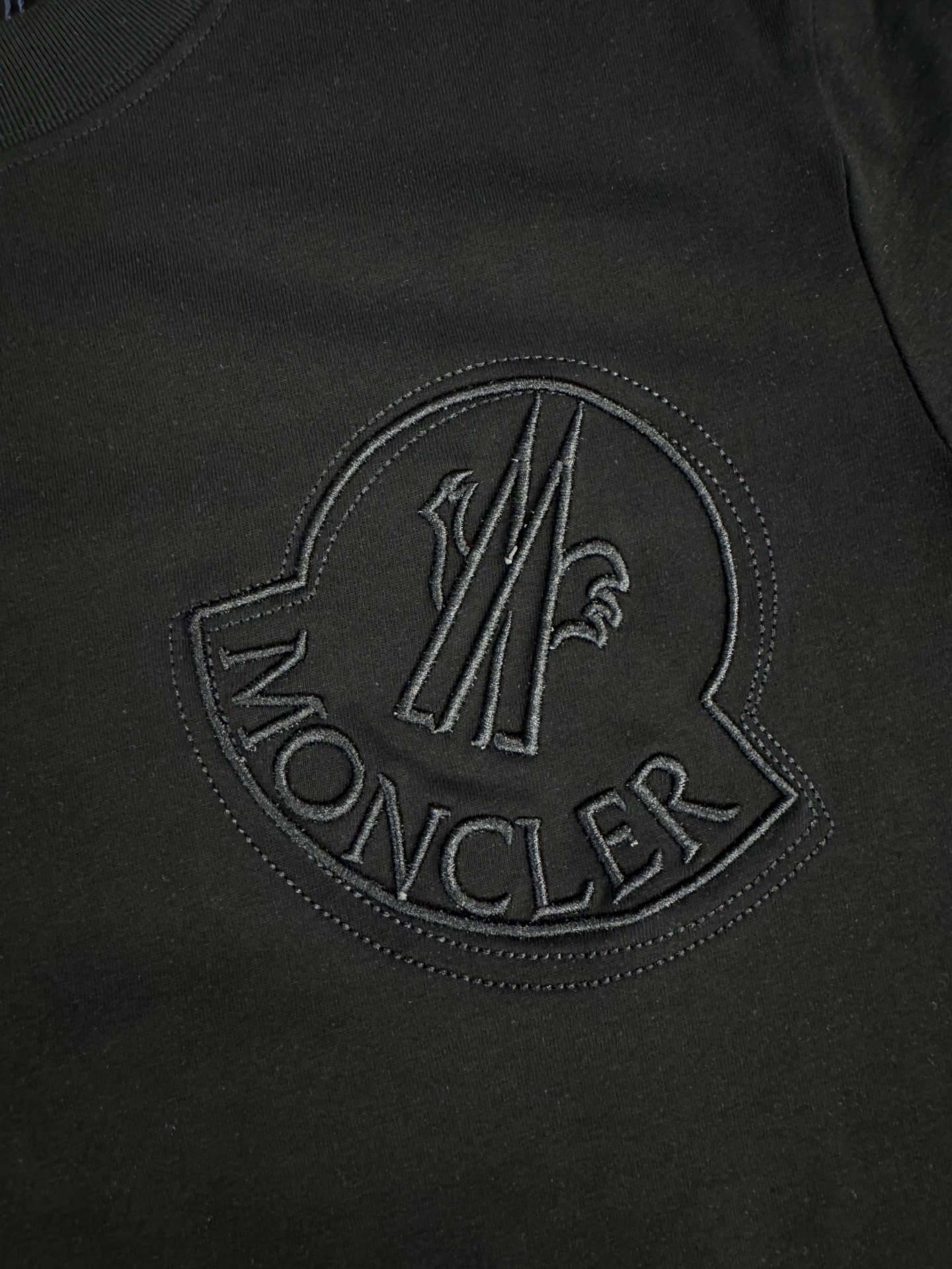 【Moncler 】（モンクレール）胸の刺繍 半袖 男女兼用Tシャツ
