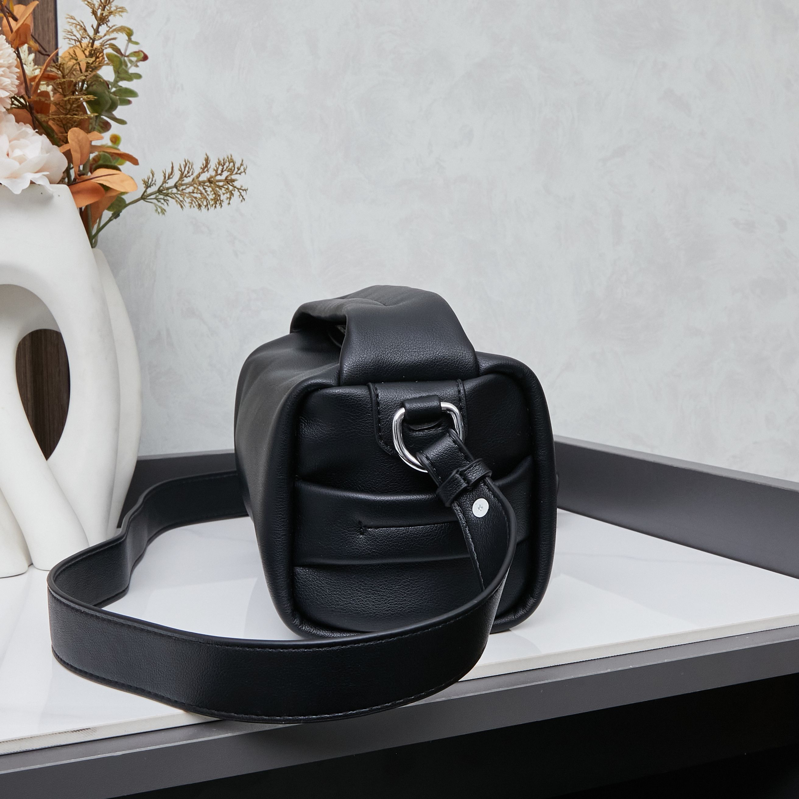 PRADA Naaオイルワックスラムレザー ショルダー&クラッチバッグ 2025年ランウェイ新作 ボストンピローバッグ カップルバッグ