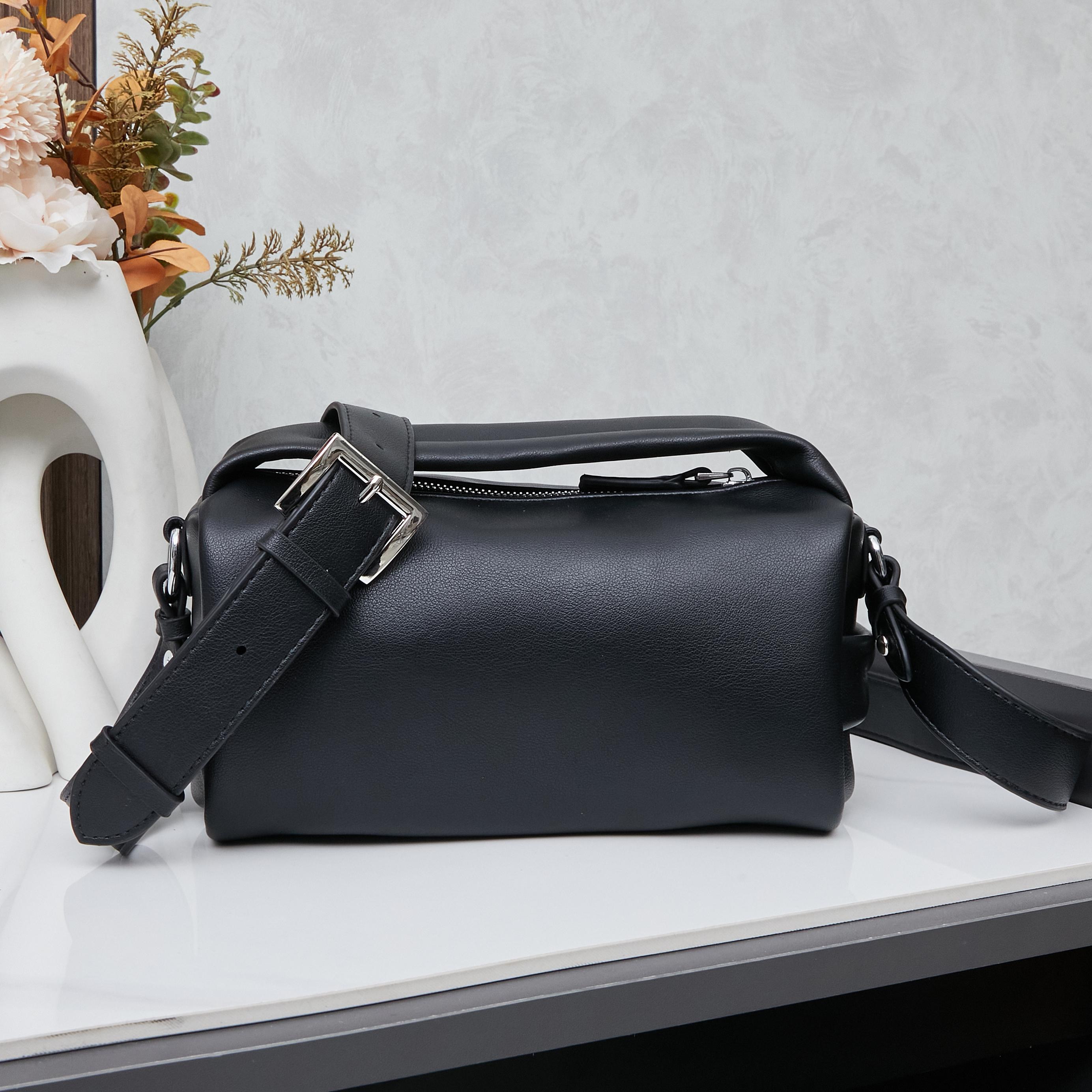 PRADA Naaオイルワックスラムレザー ショルダー&クラッチバッグ 2025年ランウェイ新作 ボストンピローバッグ カップルバッグ