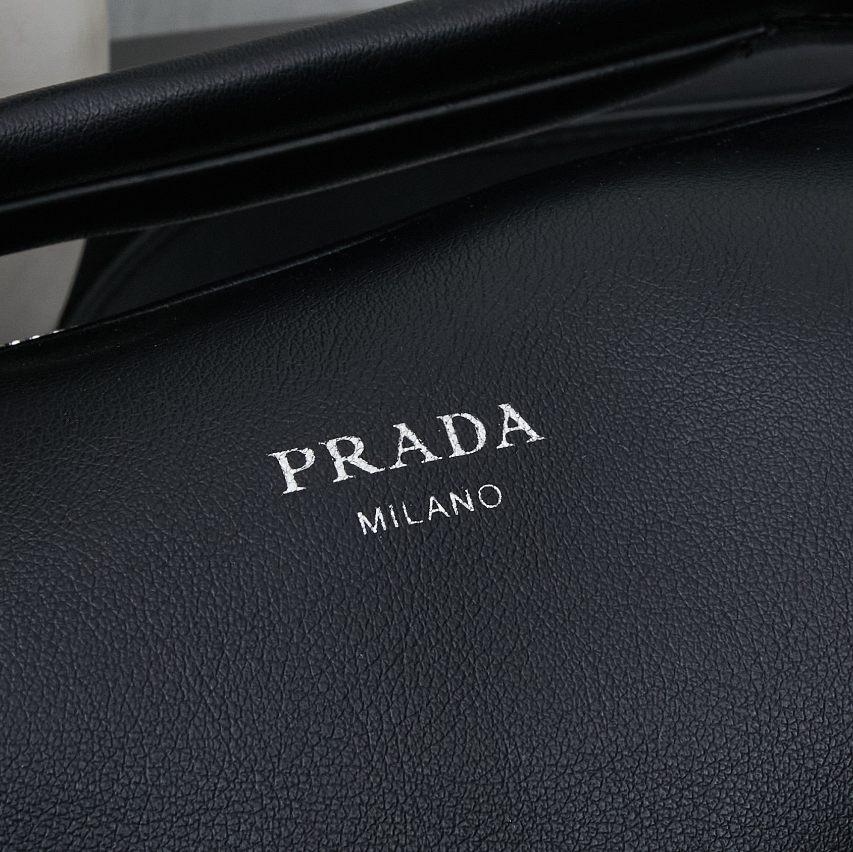 PRADA Naaオイルワックスラムレザー ショルダー&クラッチバッグ 2025年ランウェイ新作 ボストンピローバッグ カップルバッグ