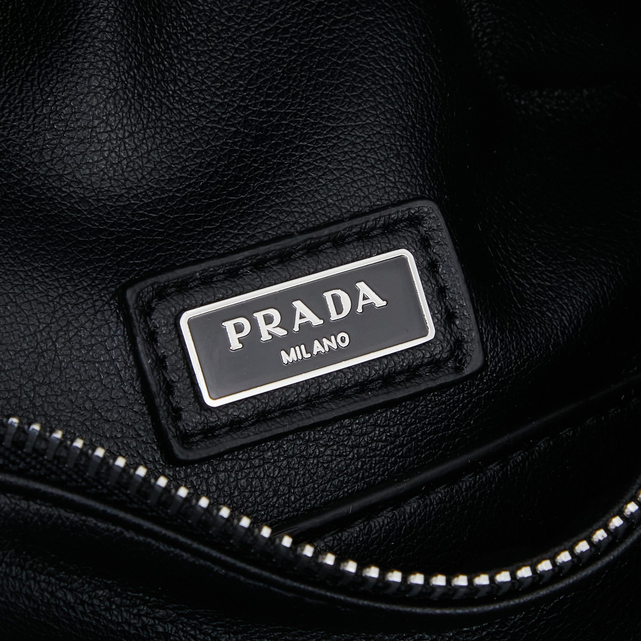 PRADA Naaオイルワックスラムレザー ショルダー&クラッチバッグ 2025年ランウェイ新作 ボストンピローバッグ カップルバッグ