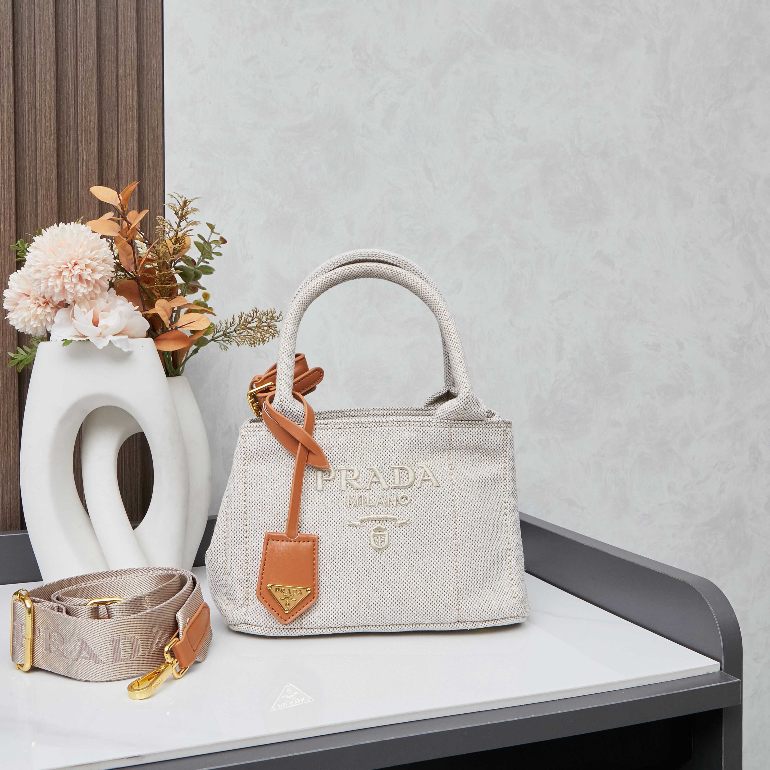 PRADA 新作発売 2025年サマーコレクション リネン混レザーコンビ トートバッグ