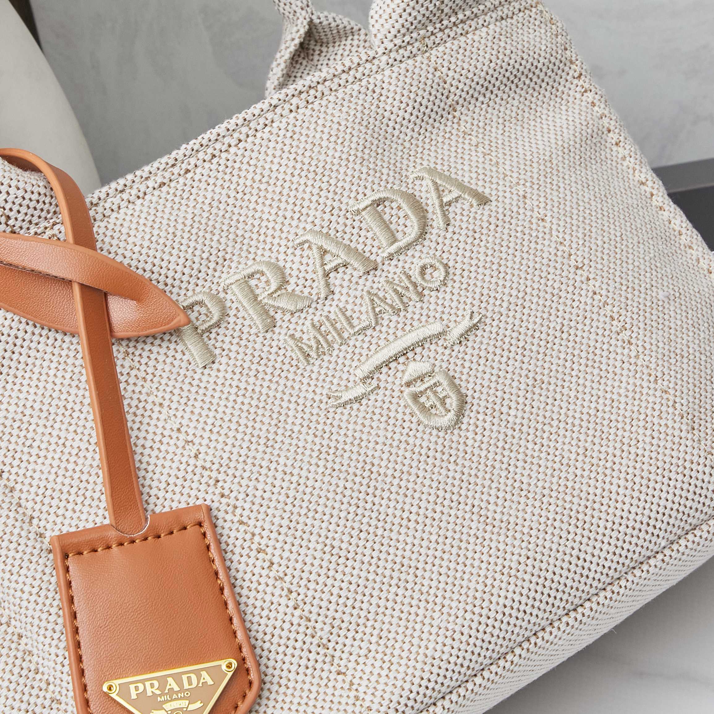 PRADA 新作発売 2025年サマーコレクション リネン混レザーコンビ トートバッグ