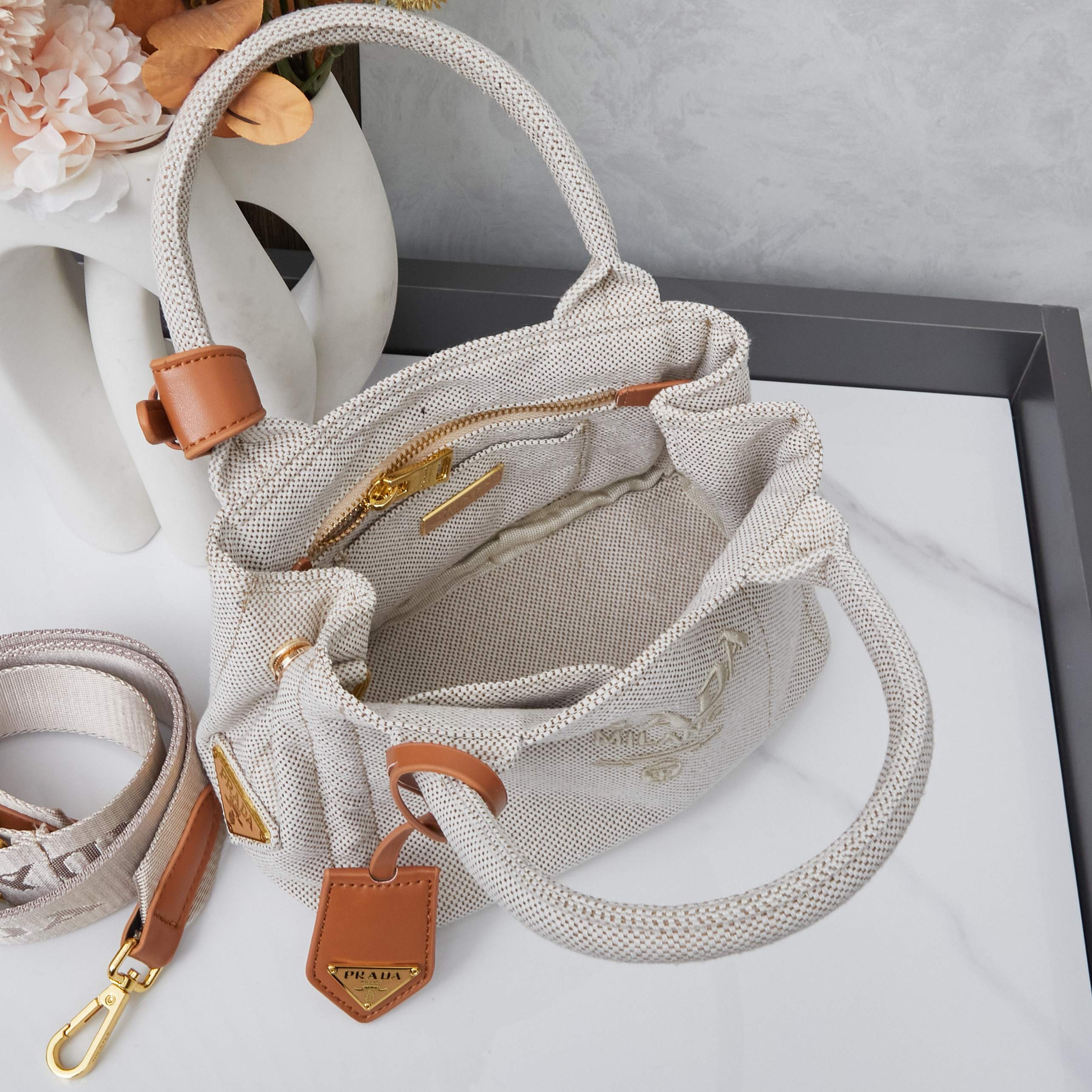 PRADA 新作発売 2025年サマーコレクション リネン混レザーコンビ トートバッグ