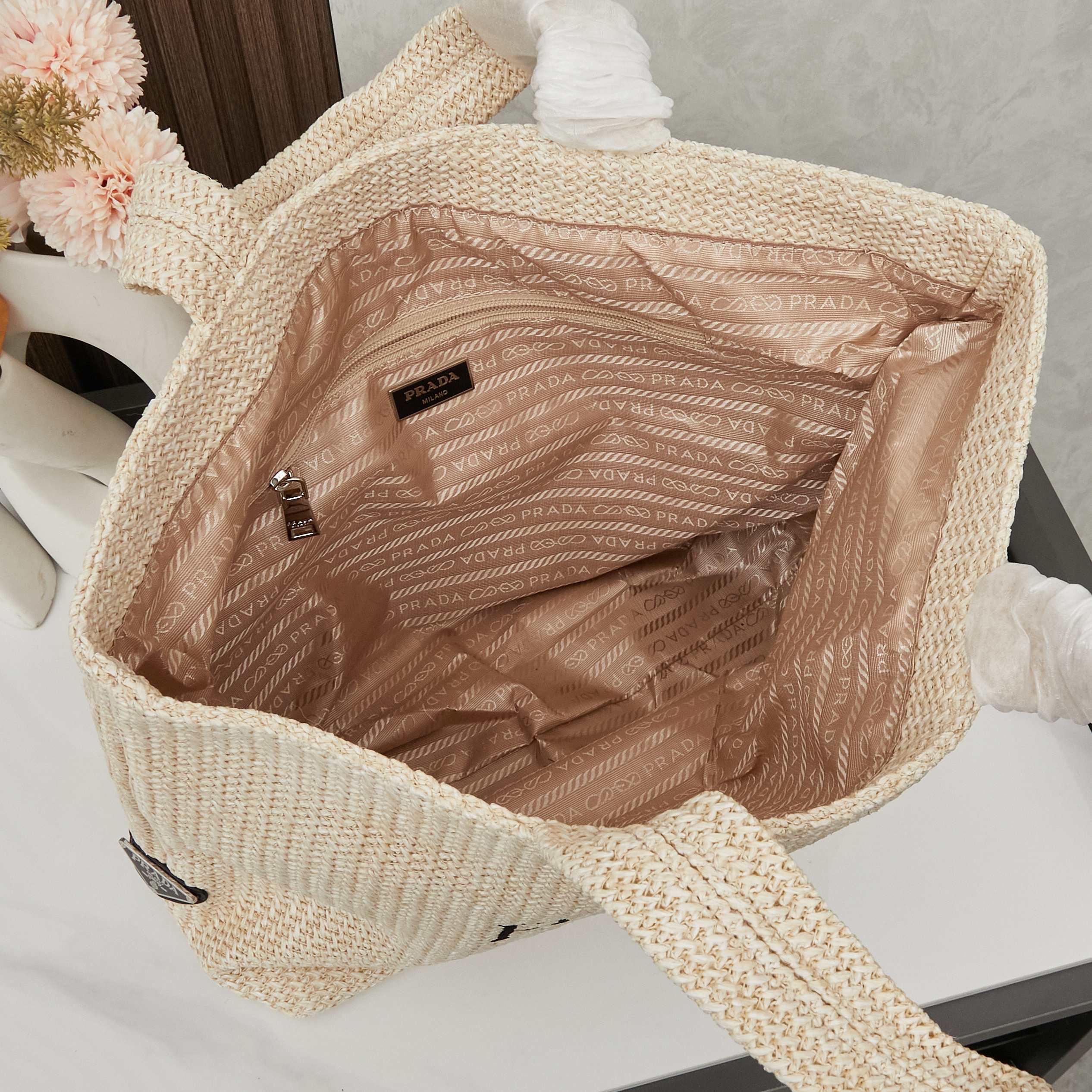 PRADA 新作 ホロウアウト ラフィア編み トートバッグ