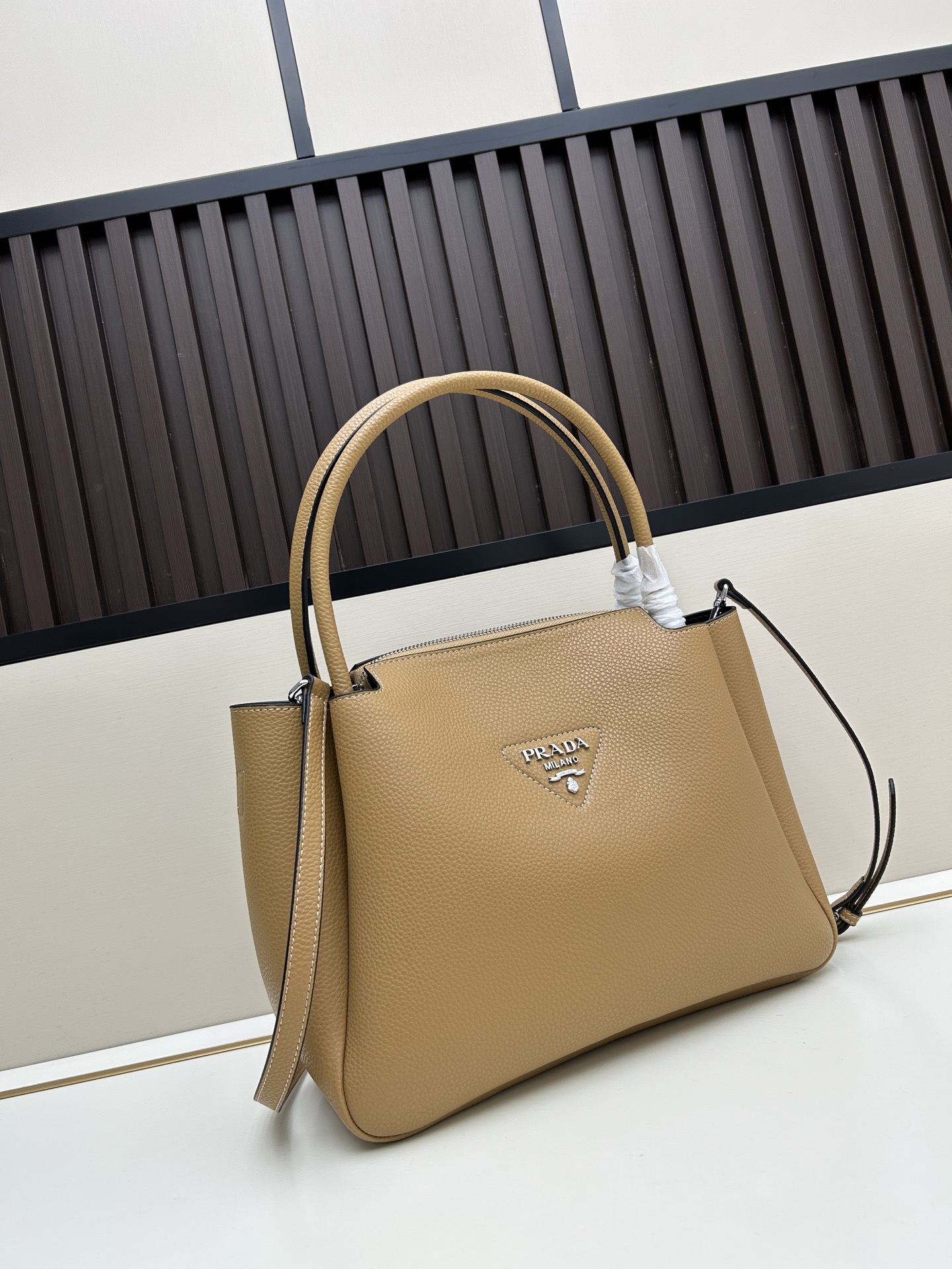 PRADA クラシックデザイン 大容量 カーフレザー 2ハンドル レディースバッグ