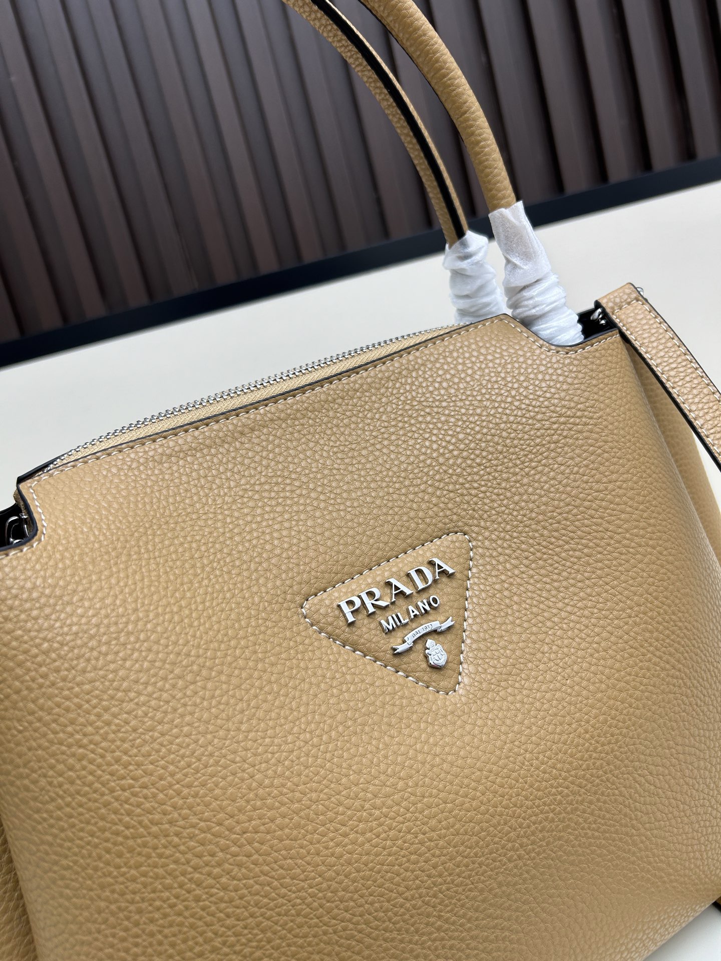 PRADA クラシックデザイン 大容量 カーフレザー 2ハンドル レディースバッグ