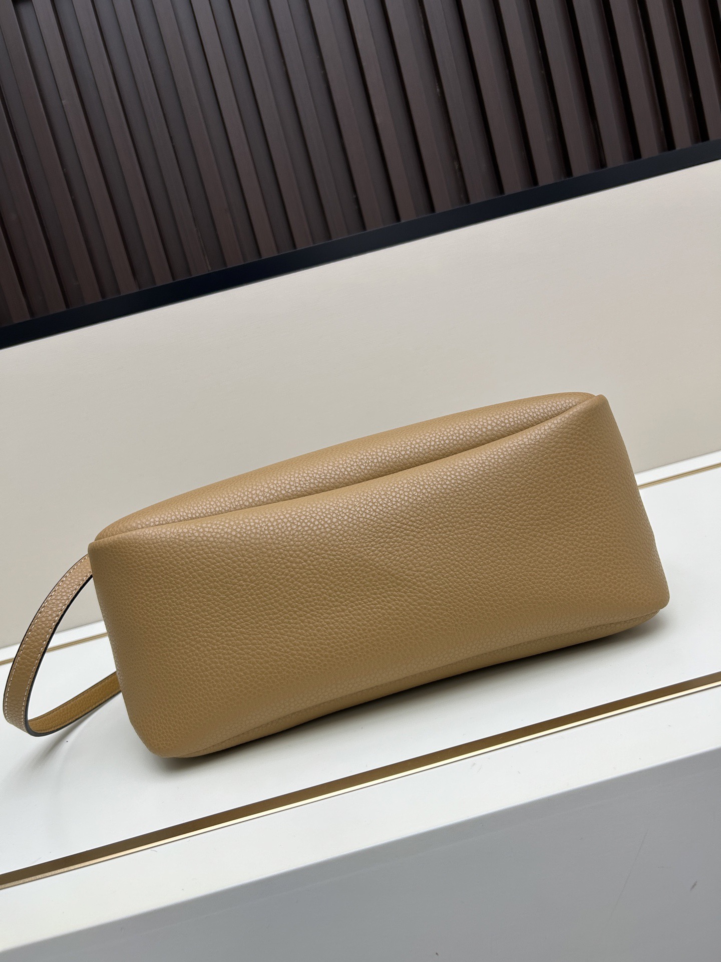 PRADA クラシックデザイン 大容量 カーフレザー 2ハンドル レディースバッグ